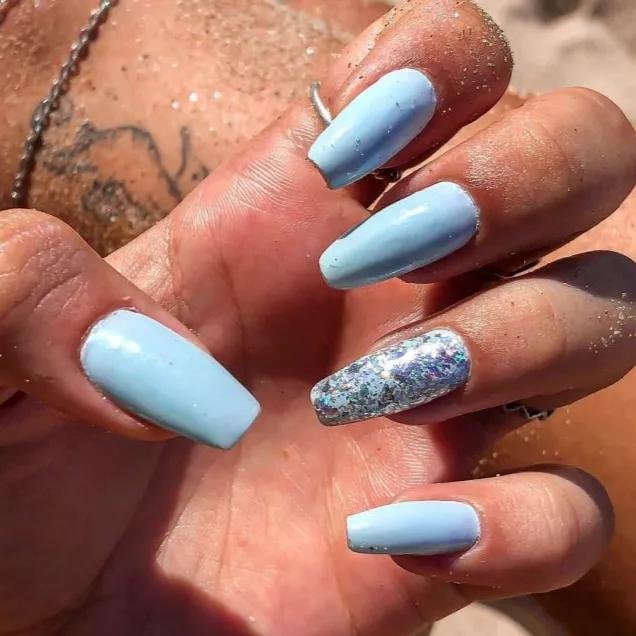 unhas delicadas azul claro