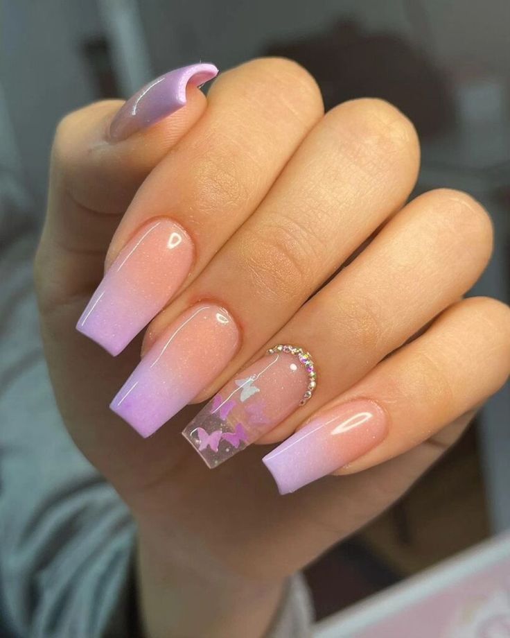 unhas lilás e branco