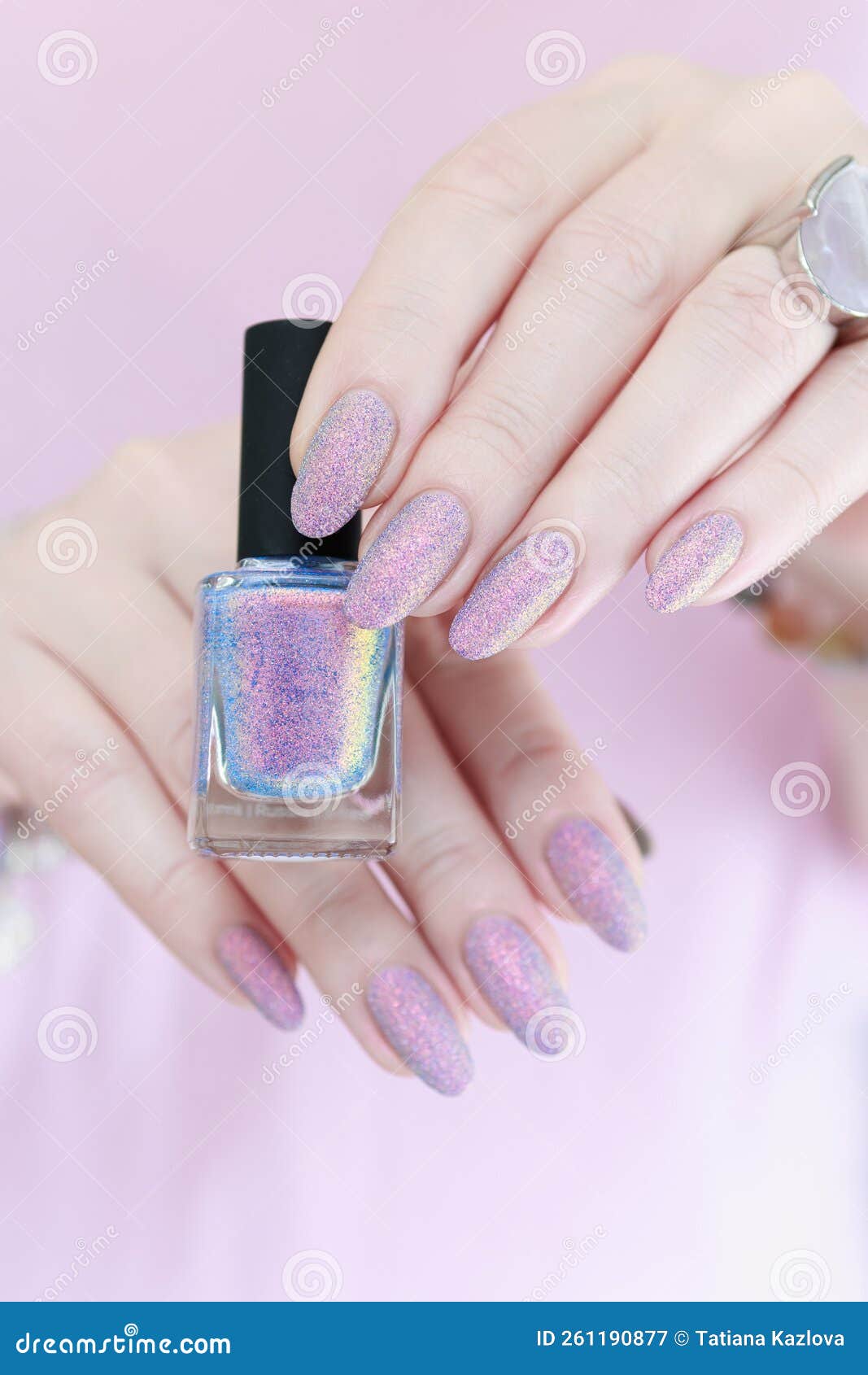 esmalte lilás escuro