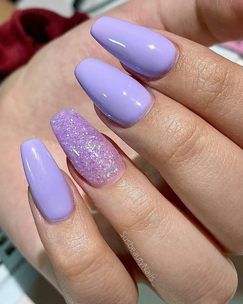 unhas lilás com glitter