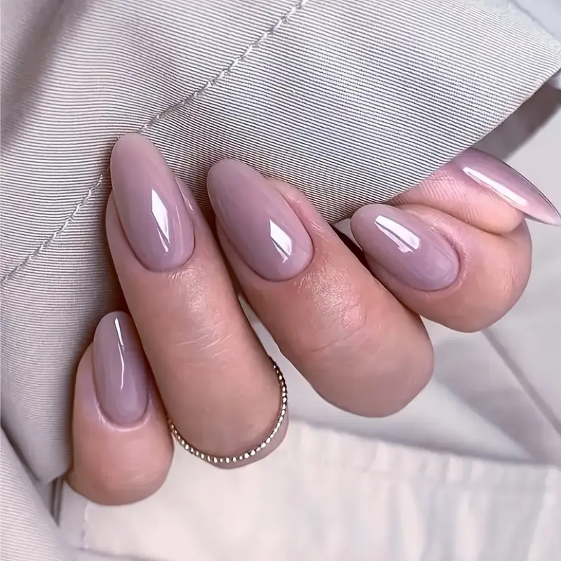 unhas lilás fosco