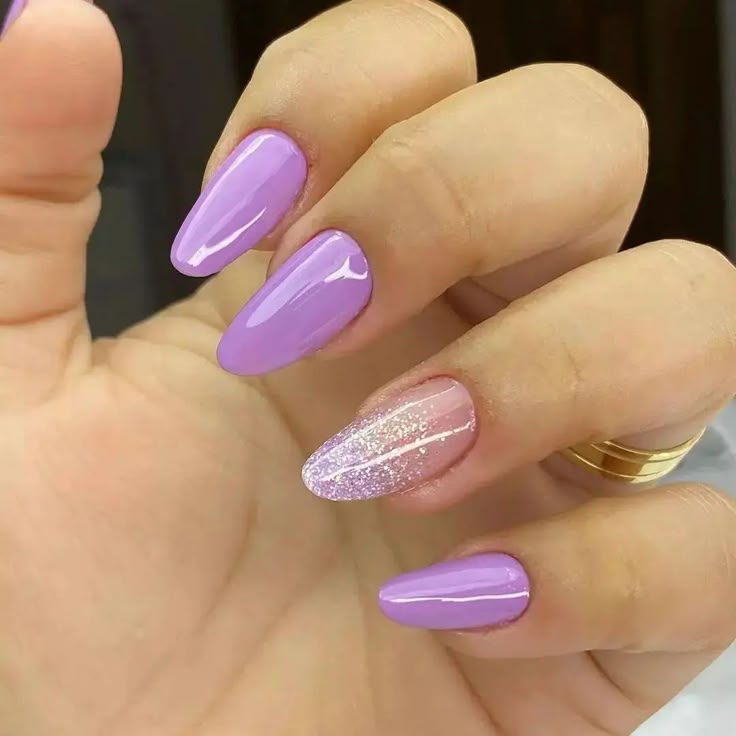 unhas lilás minimalistas