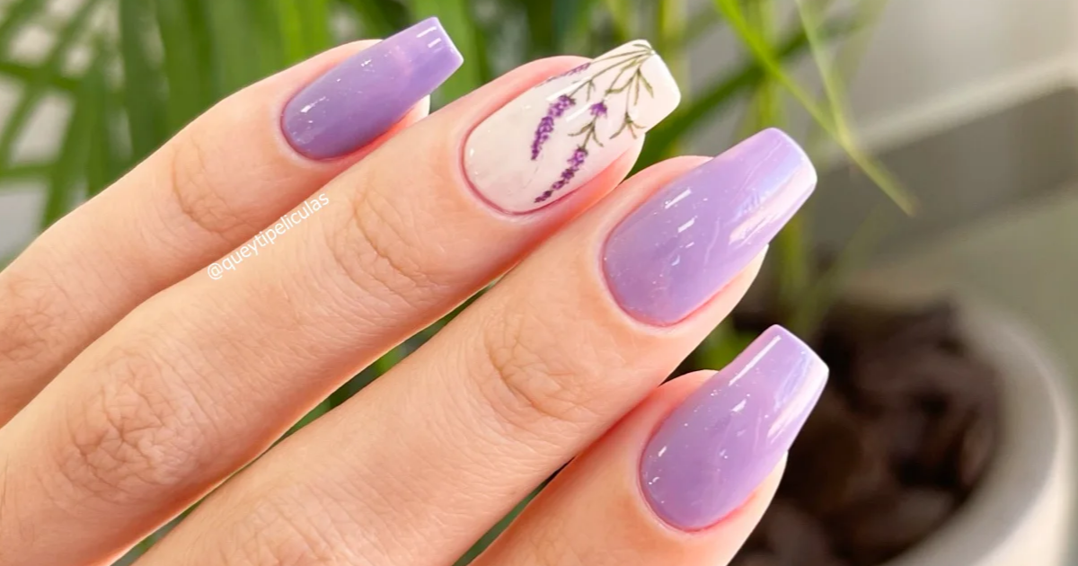 unhas lilás pastel