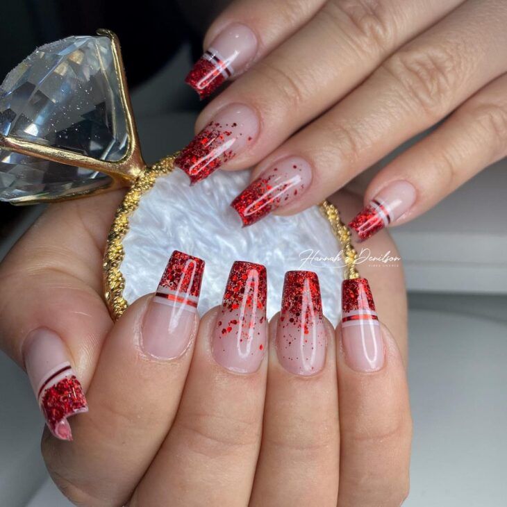 unhas vermelhas decoradas com glitter