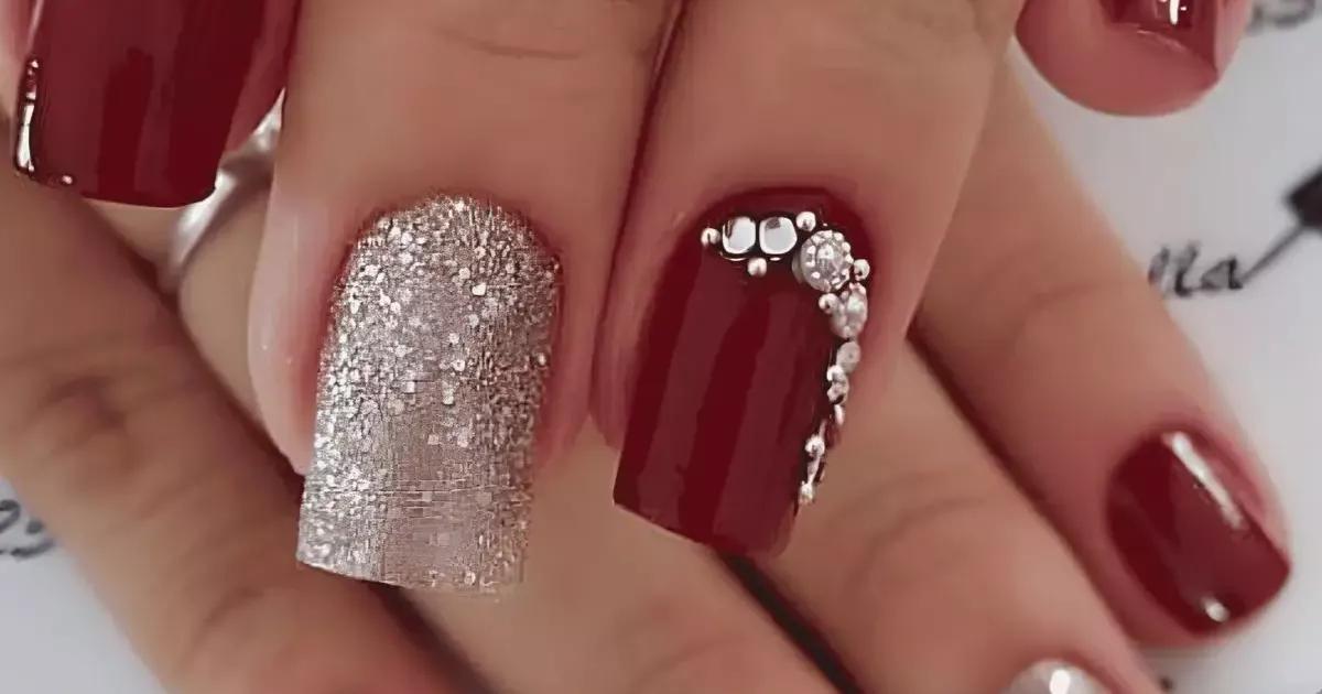 unhas vermelhas e douradas com glitter