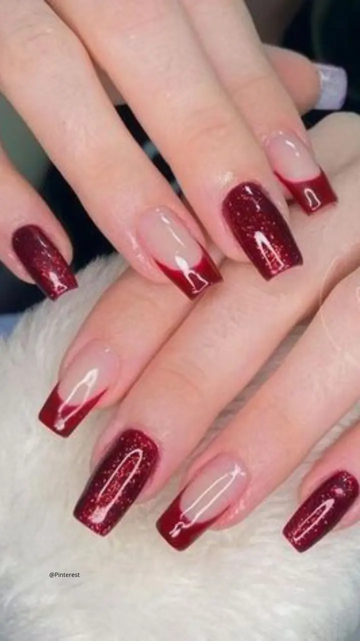 unhas vermelhas com glitter em unhas curtas