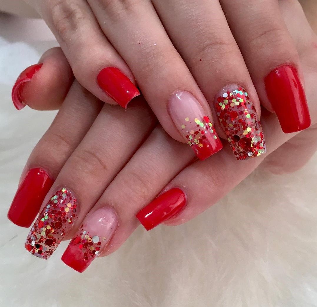 unhas vermelhas decoradas com glitter