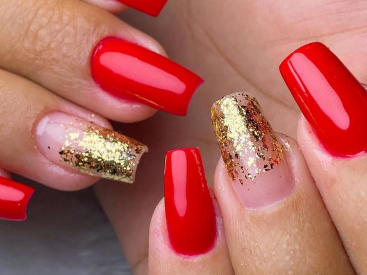 unhas vermelhas e prateadas com glitter