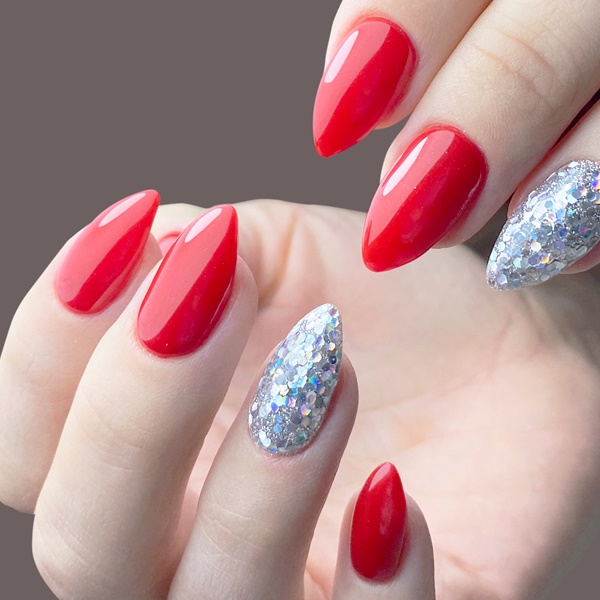 unhas vermelhas e prateadas com glitter