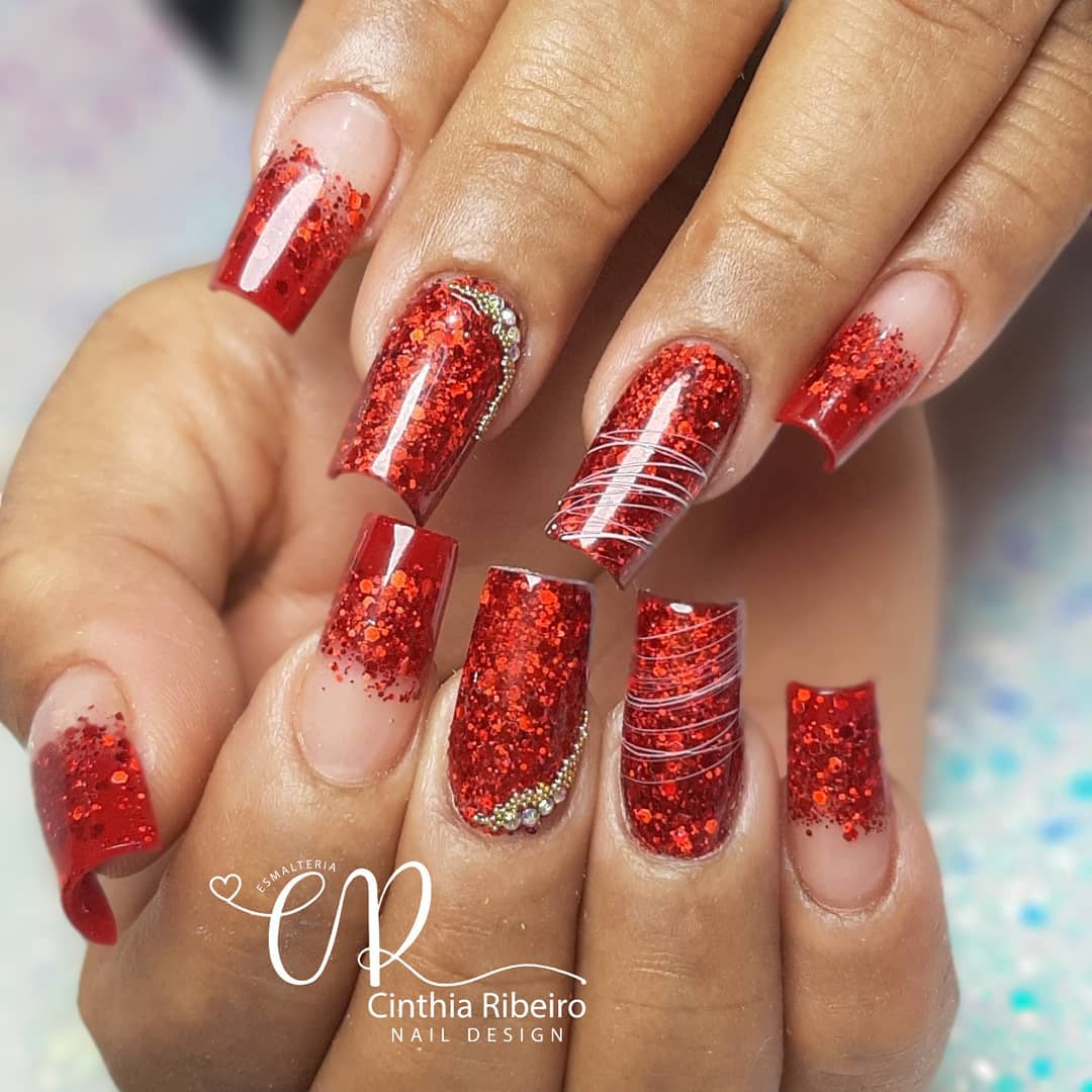 unhas vermelhas com glitter fininho