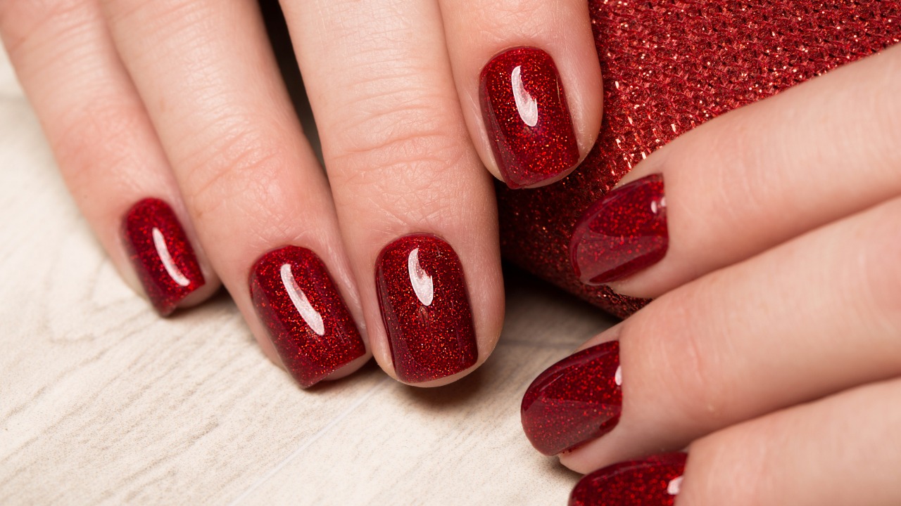 unhas vermelhas com glitter encapsulado
