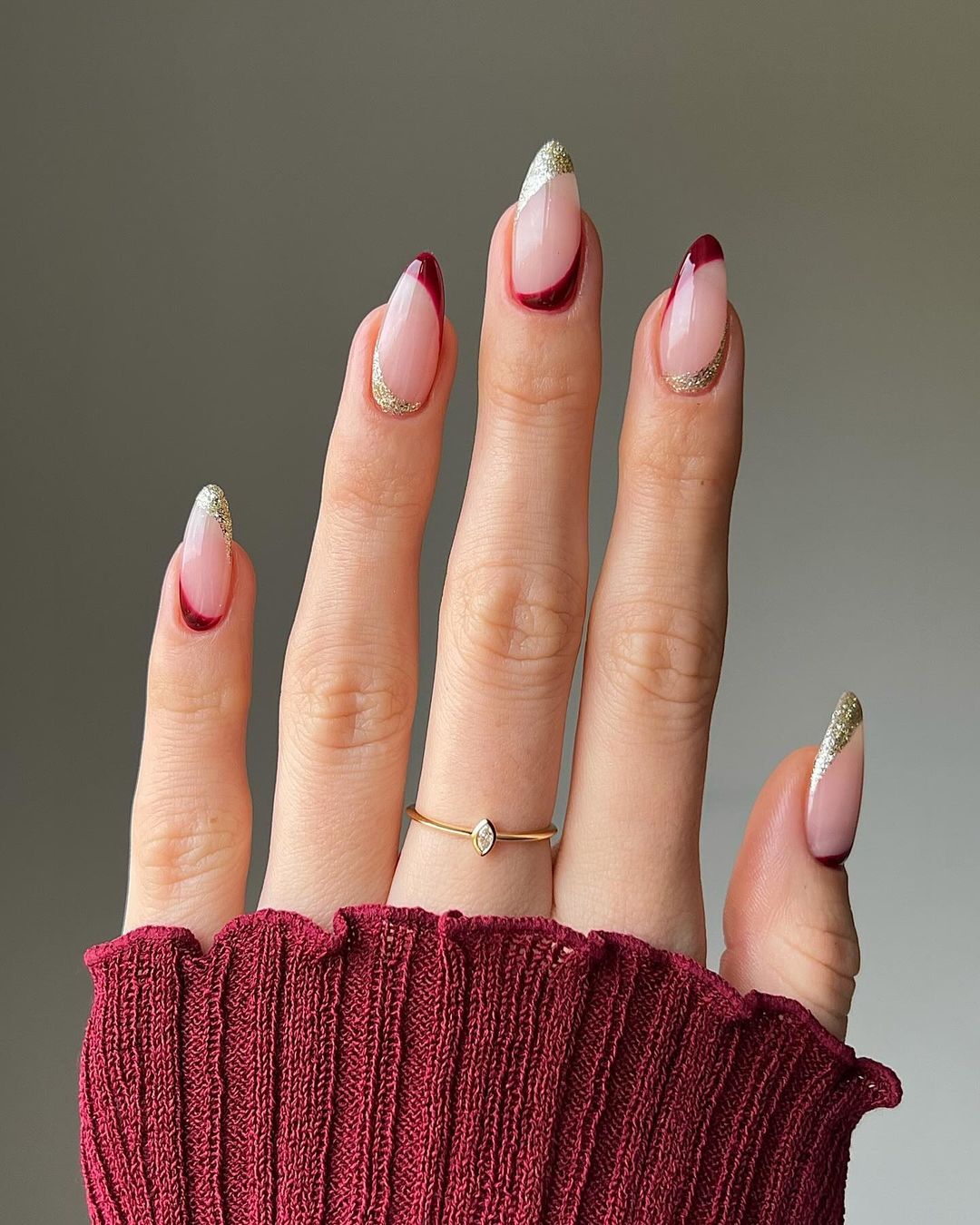 unhas vermelhas com glitter degradê
