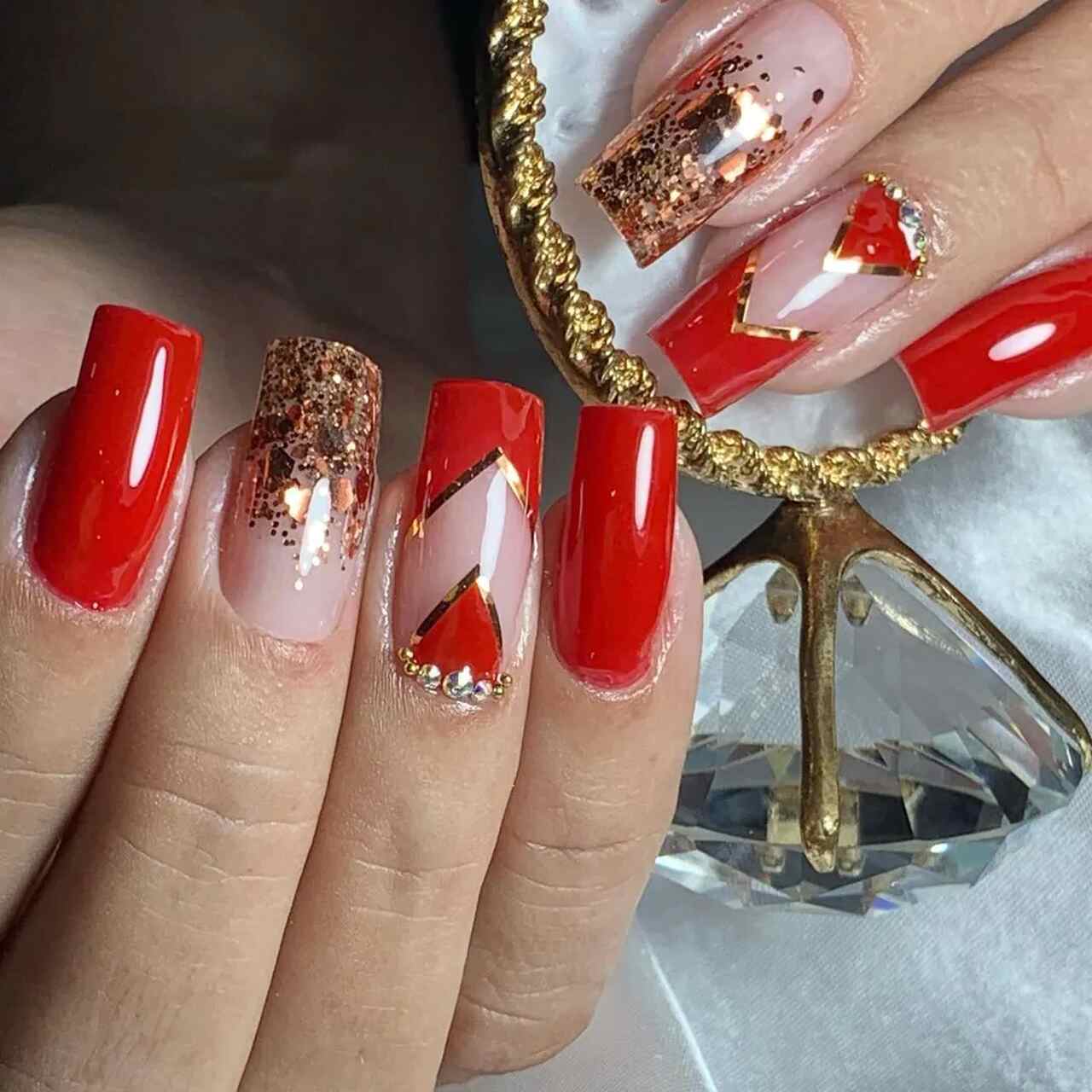 unhas vermelhas com glitter filha única
