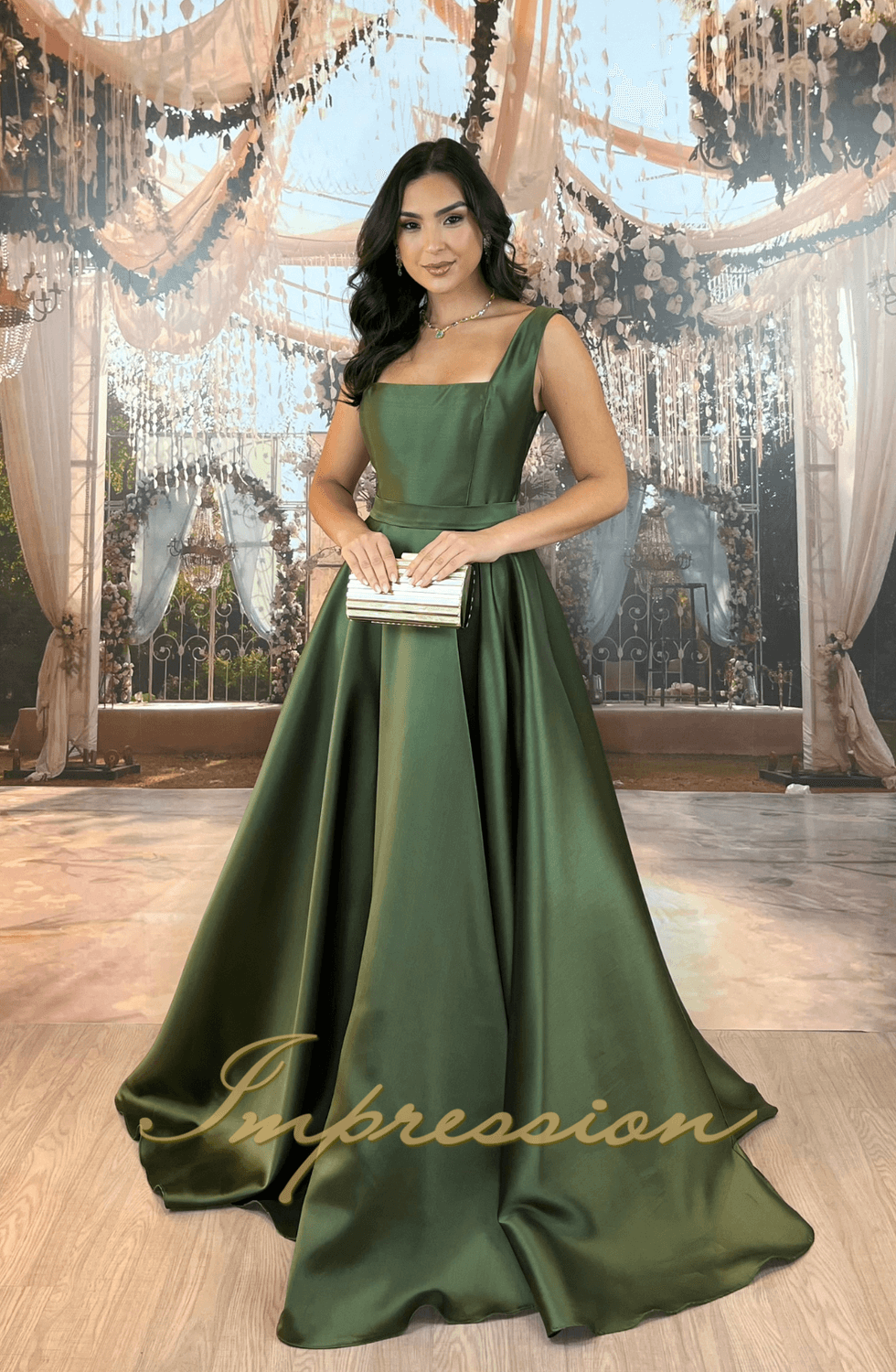 vestido verde oliva com dourado