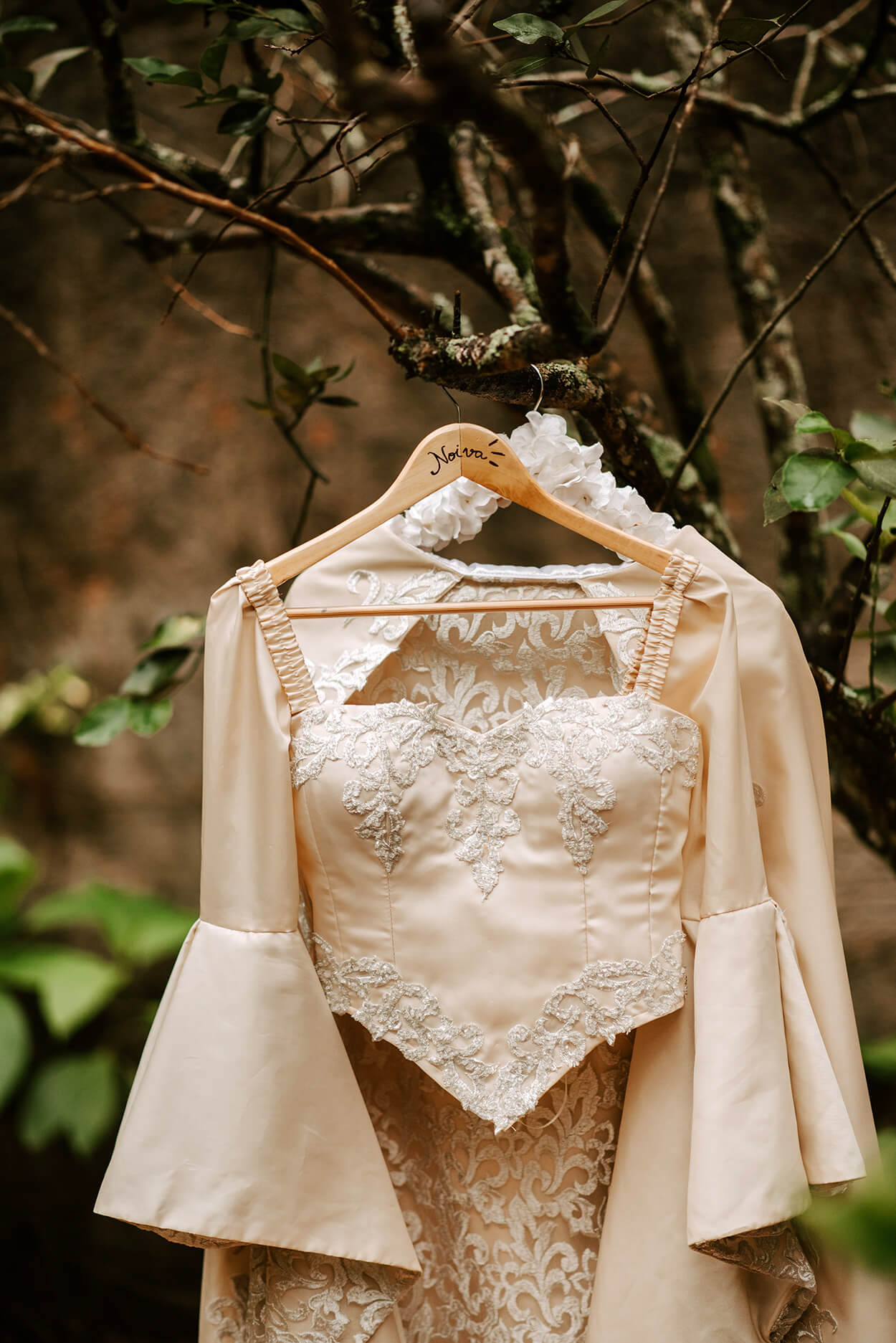 vestido de noiva com detalhes em renda