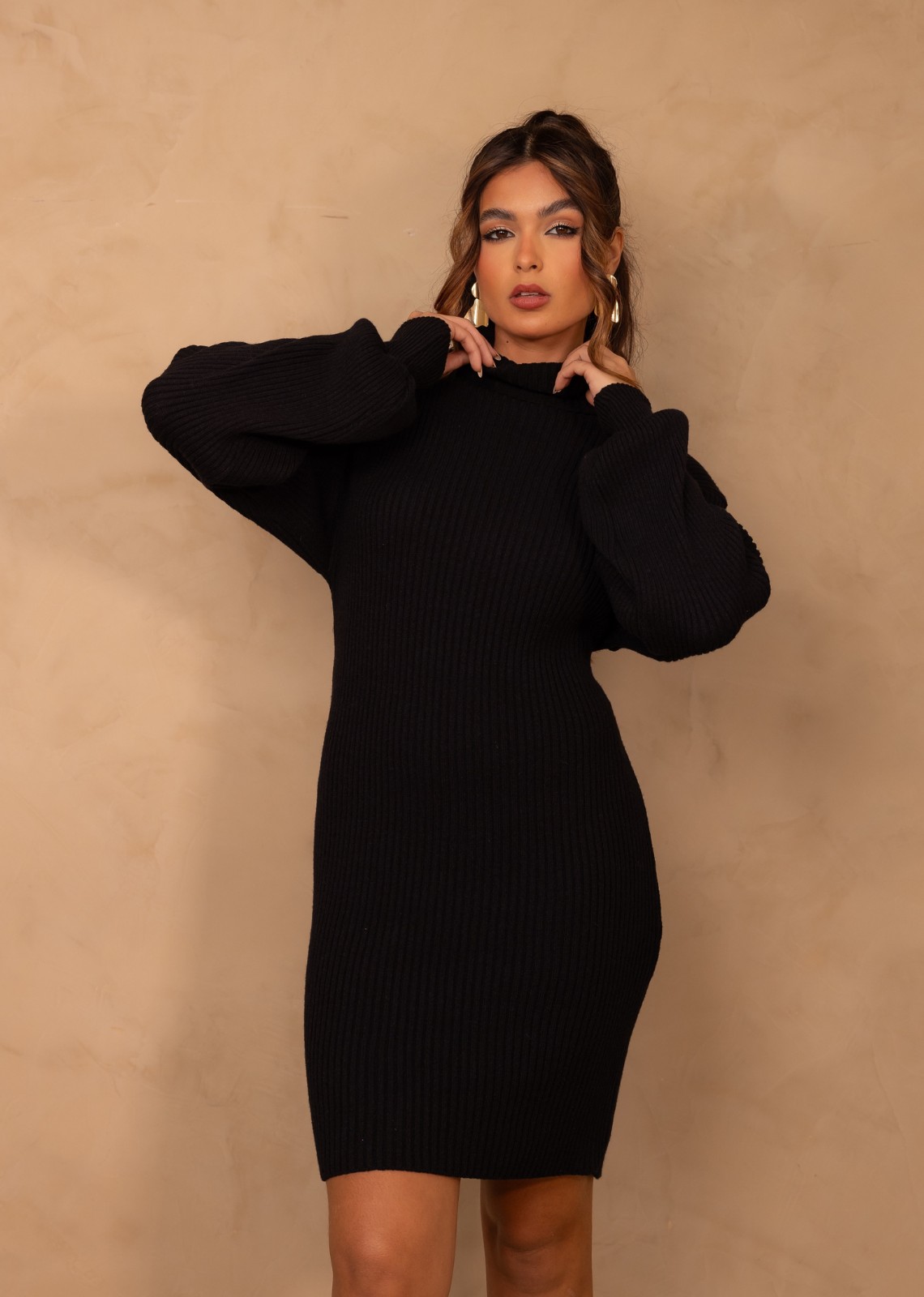 vestido justo gola alta