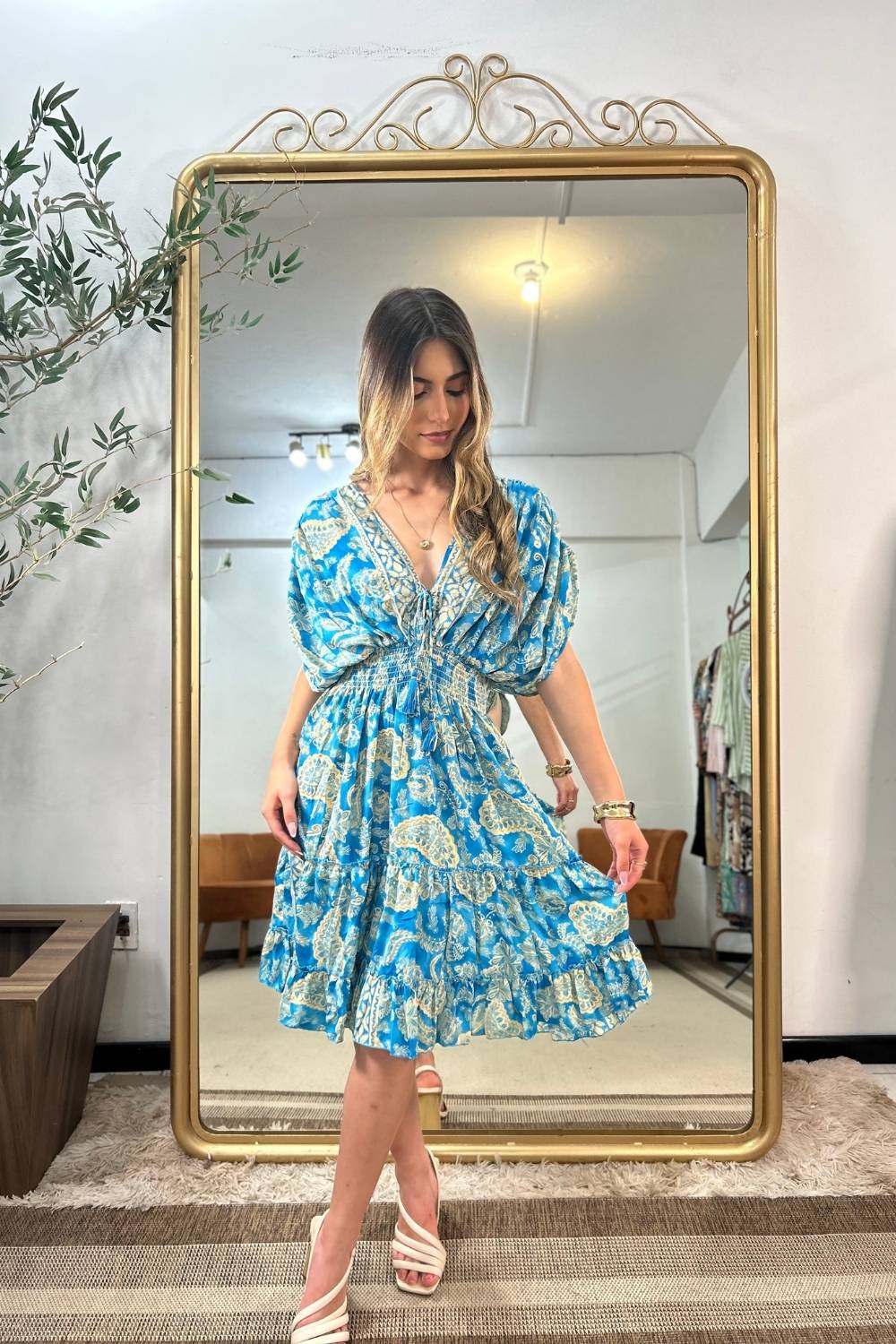 vestido indiano com fios de ouro